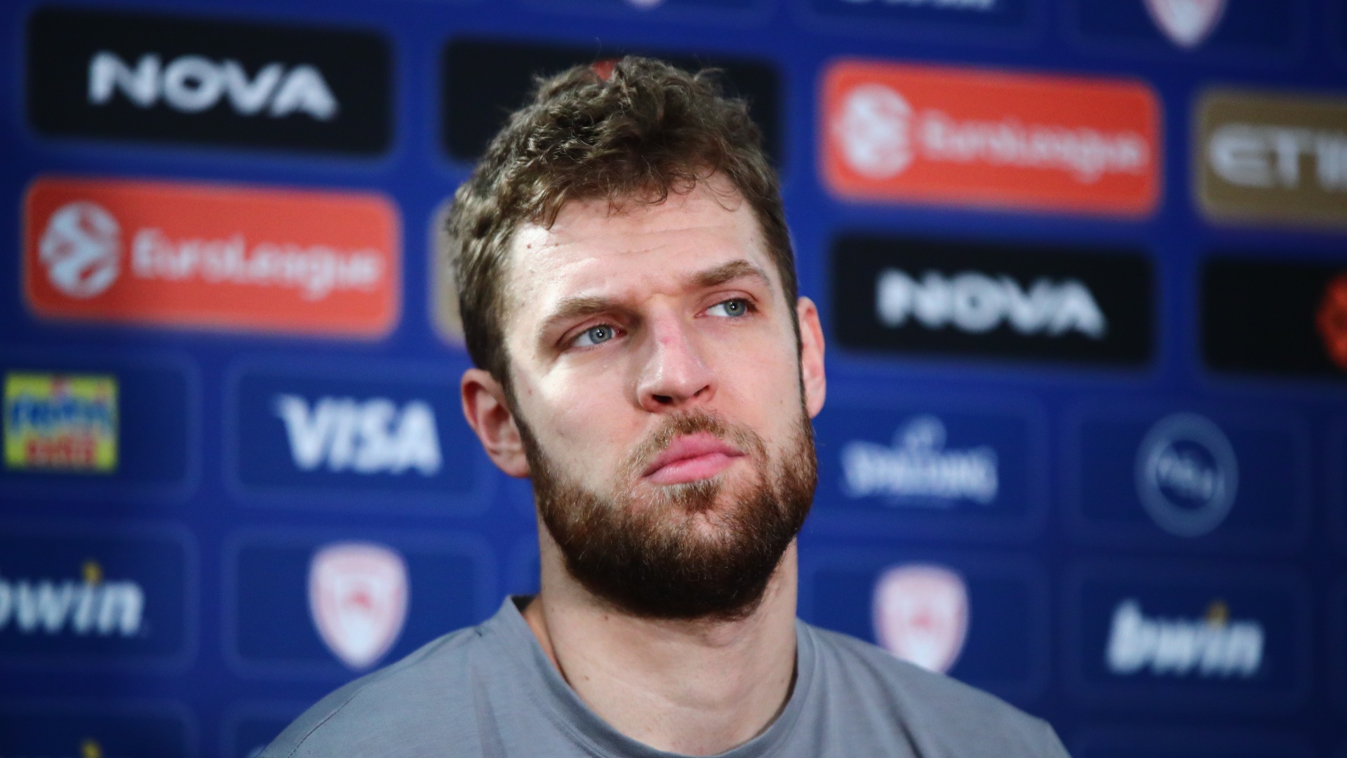 Βεζενκοφ: «Μαζί με τον κόσμο μας να κάνουμε ένα βήμα ακόμα» (Vid)