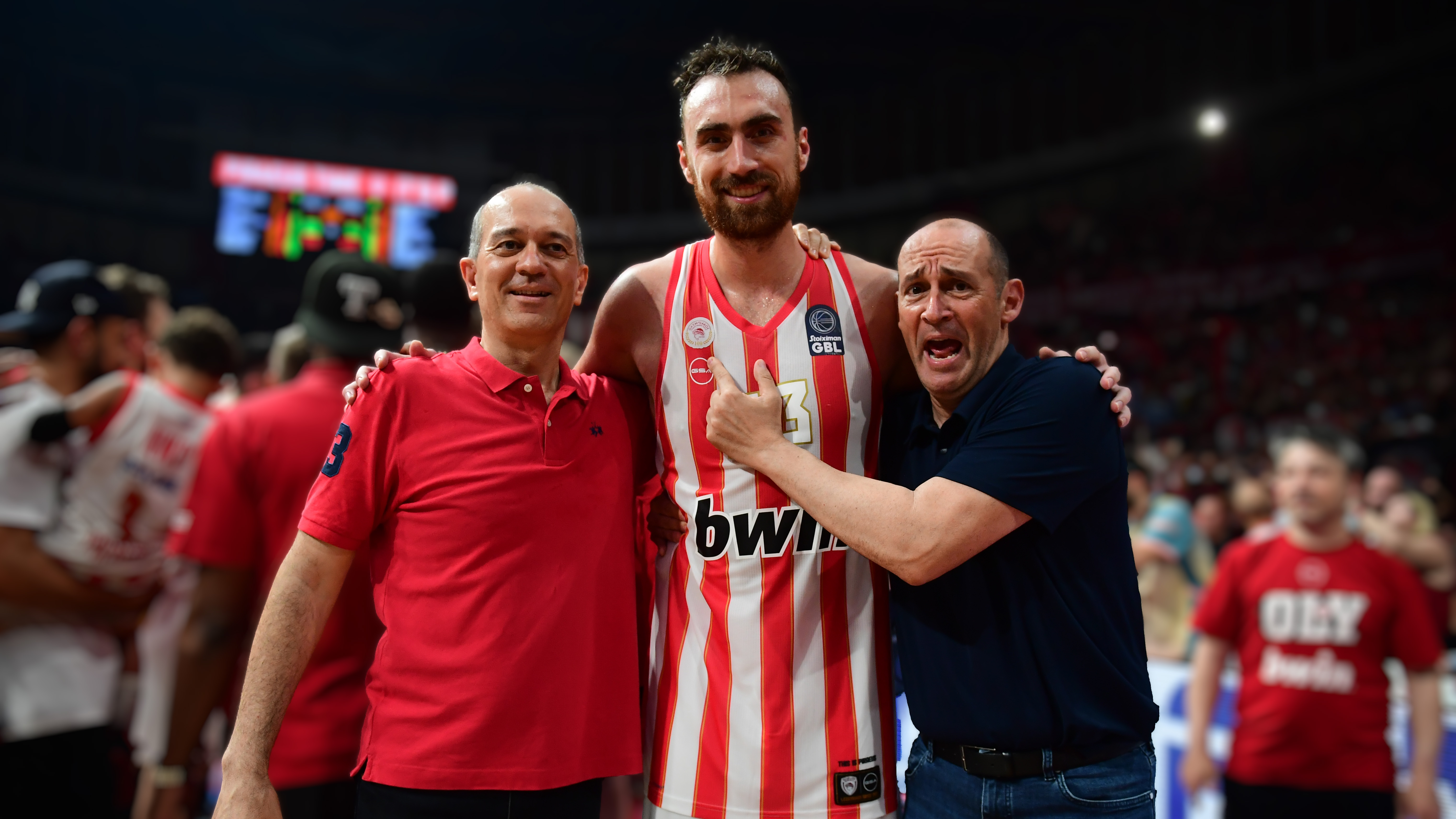 'Milu' anchors in Piraeus!