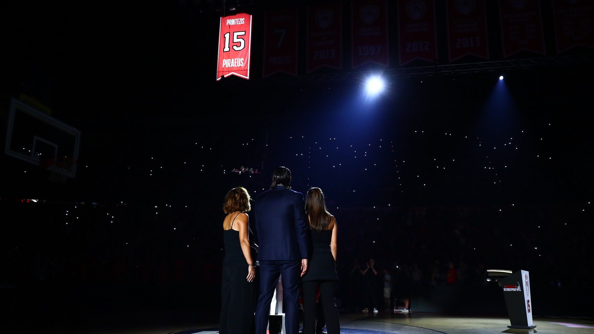 Στον ουρανό του ΣΕΦ το Νο15! (vids)