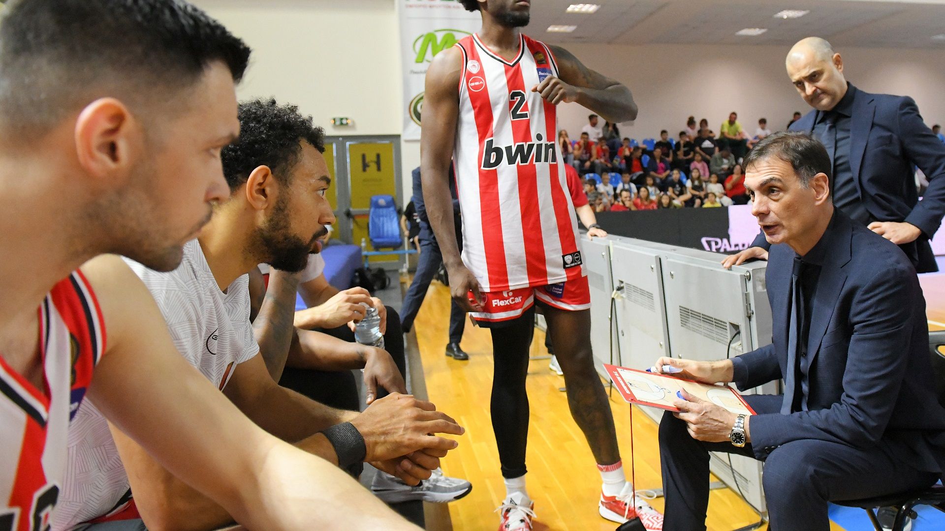 Μπαρτζώκας: «Ελπίζουμε να μην έχει κάτι σοβαρό ο Πετρούσεφ»