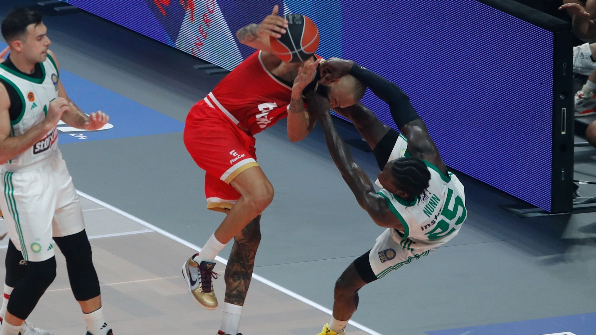 Kendrick Nunn's 'dirty' play (Video - Photos)