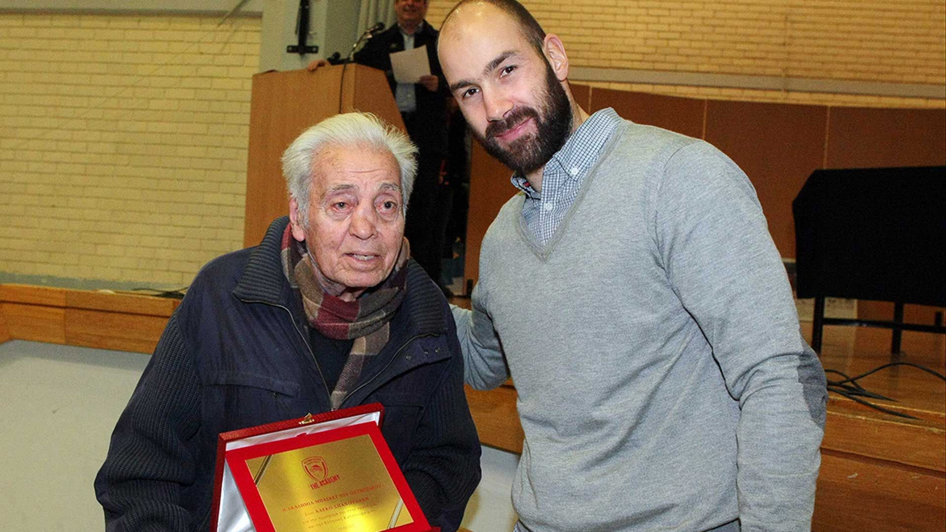 Η κοπή πρωτοχρονιάτικης πίτας των Ακαδημιών του Ολυμπιακού (Pics)