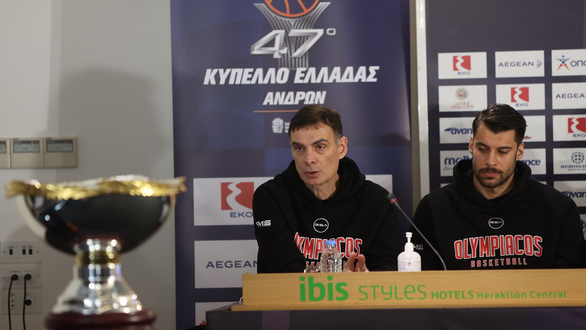 F4: Οι "ερυθρόλευκες" δηλώσεις στην συνέντευξη Τύπου (vid)