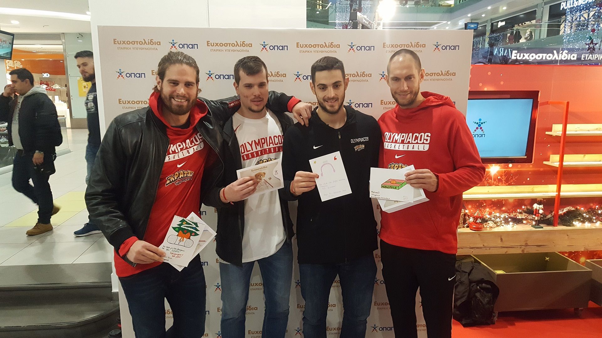 Οι «ερυθρόλευκοι» με τα δώρα! (pics+vid)