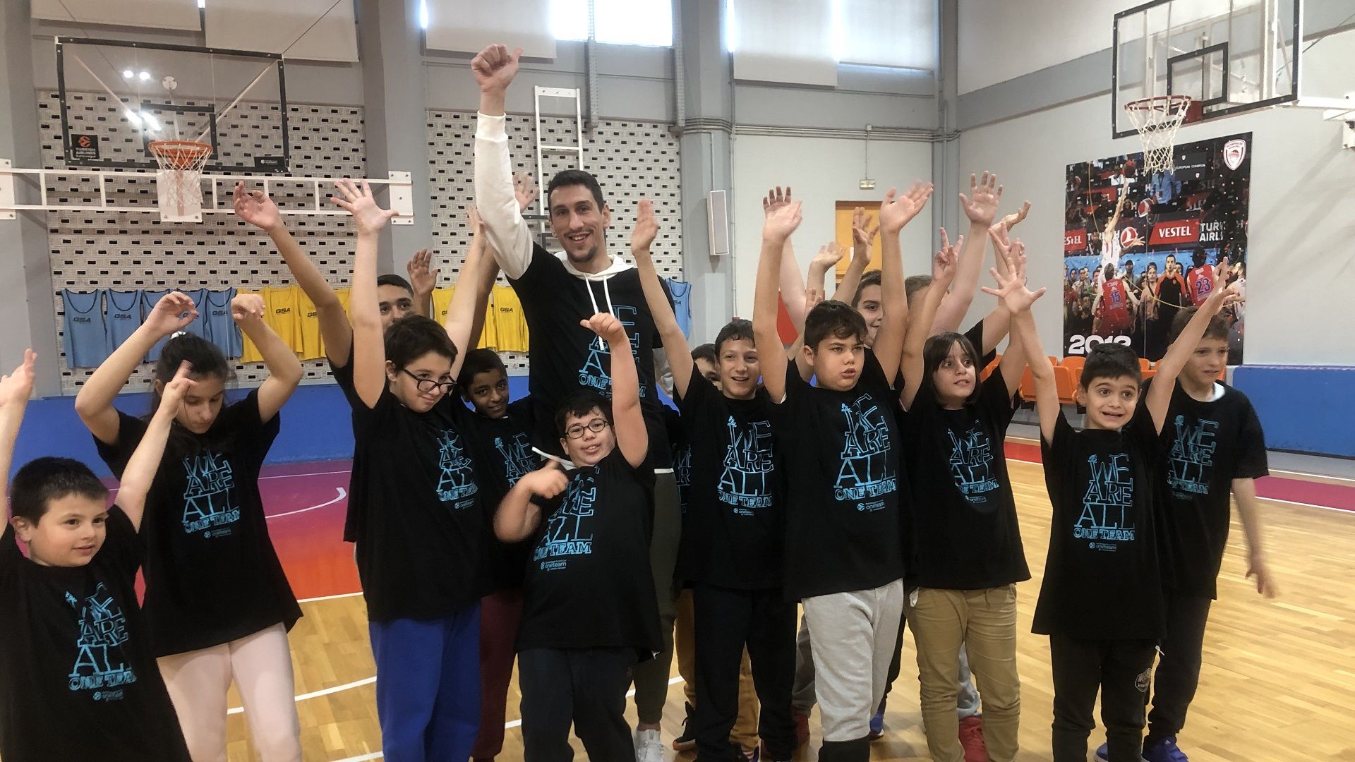 One Team: 'Lare's' premiere! (vid)