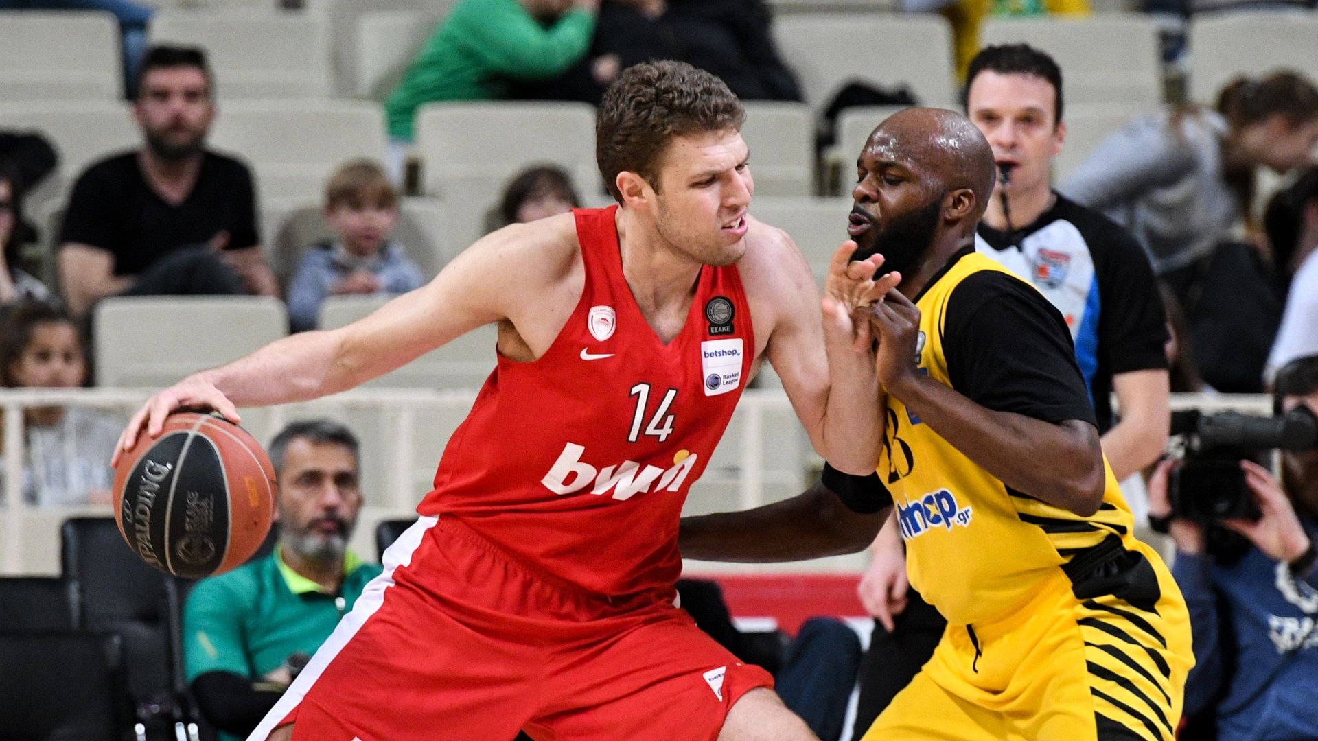 Olympiacos beats AEK on the road on Cherry's debut game