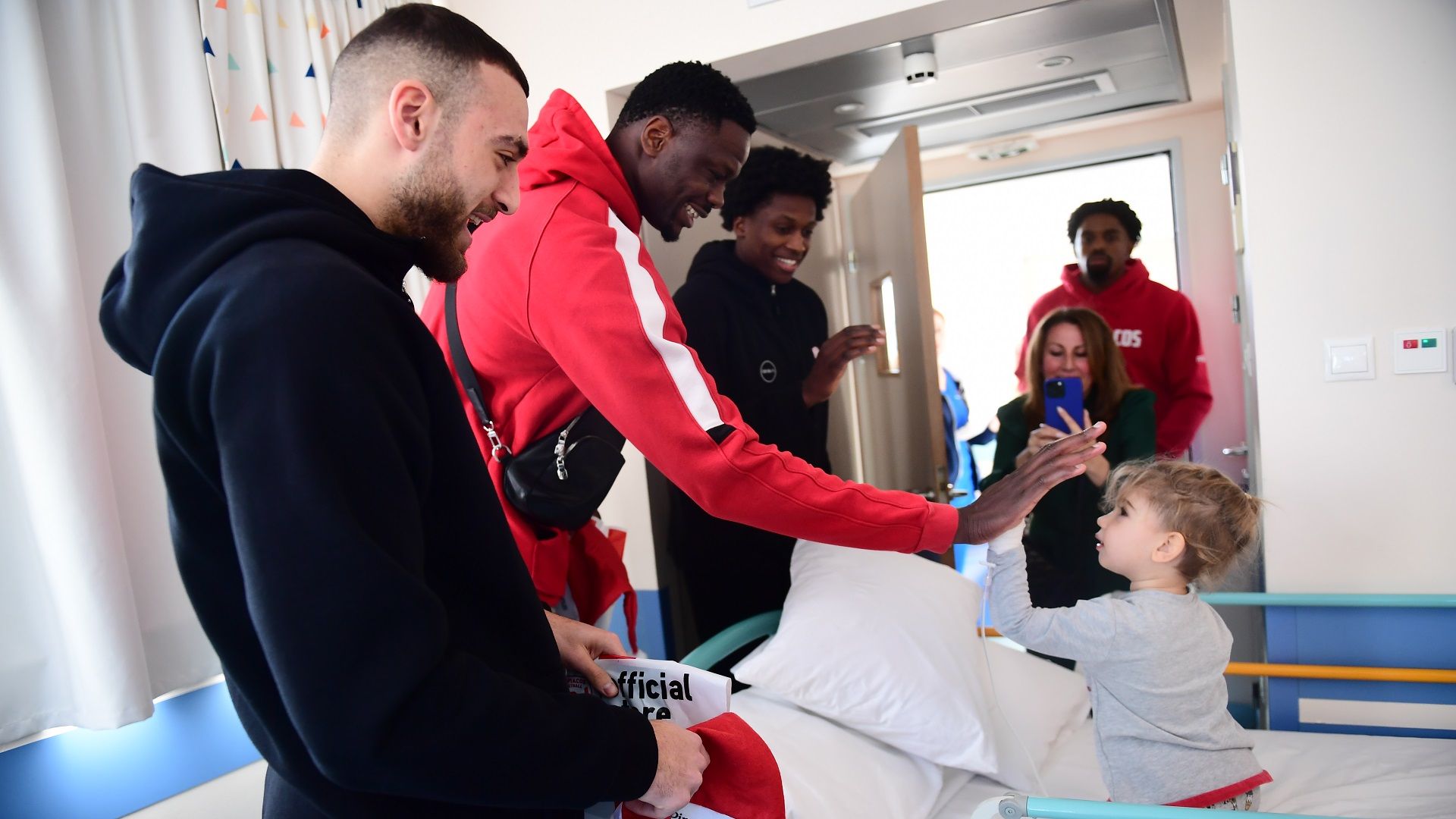 "Ερυθρόλευκη" επίσκεψη στο Ιατρικό Κέντρο Αθηνών (pics)