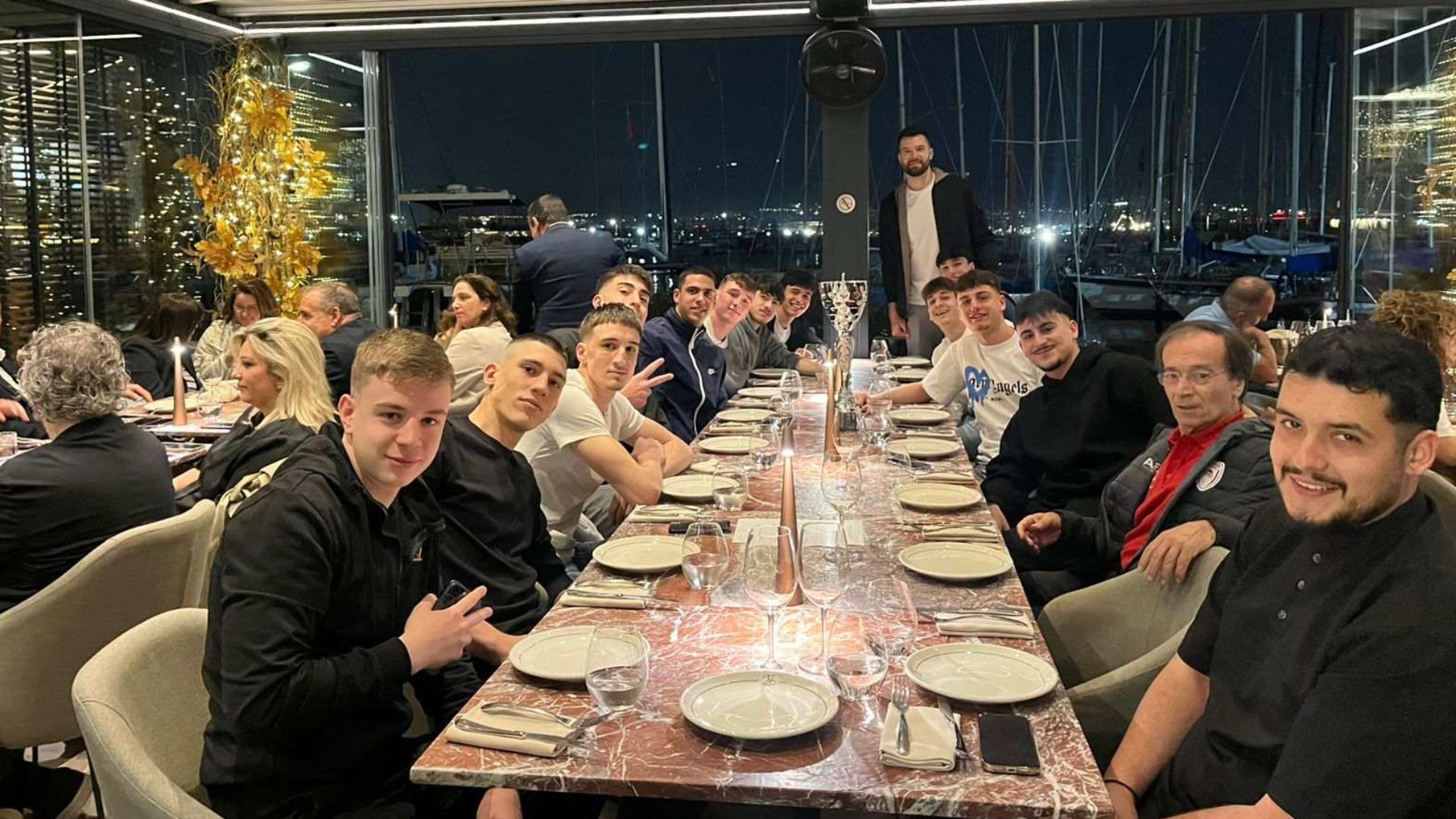 Γιορτινό γεύμα με οικοδεσπότη τον Άλεκ Πίτερς για τους πρωταθλητές Έφηβους!