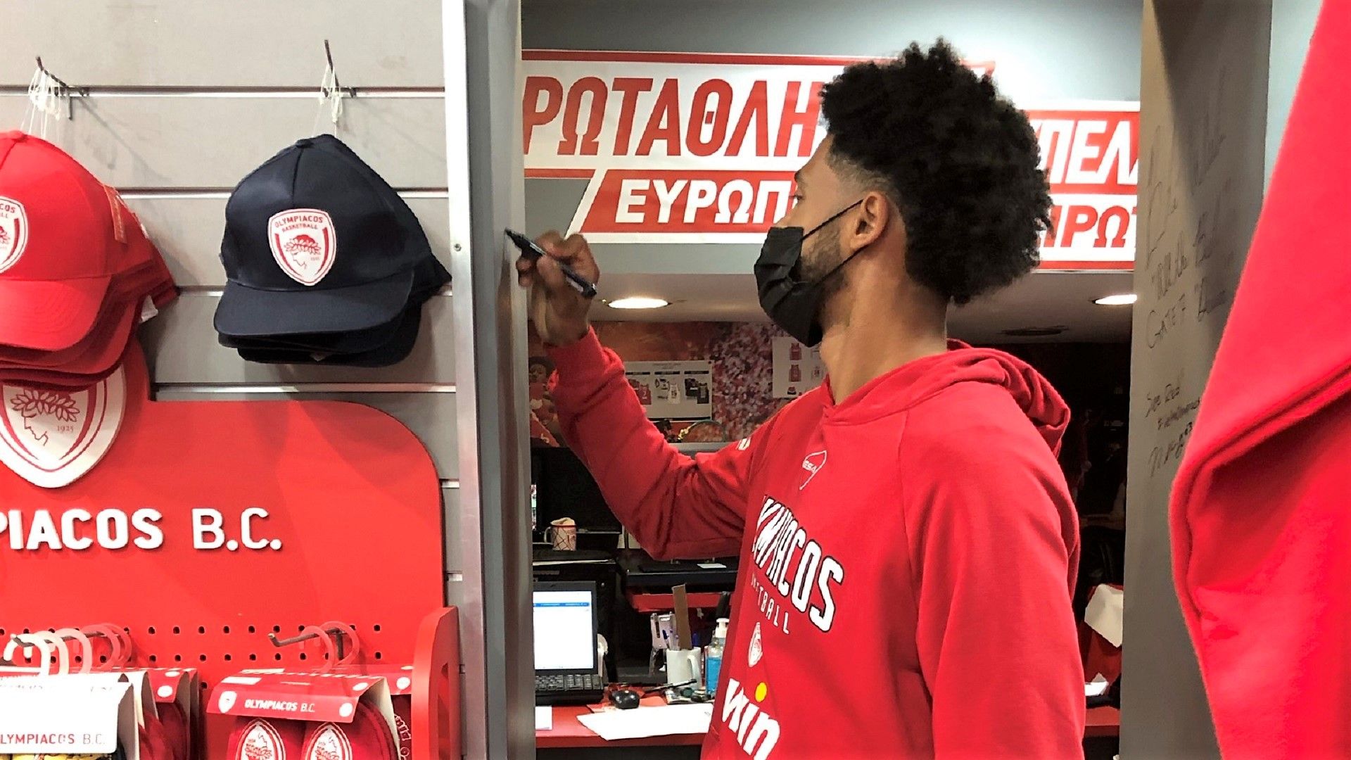 Η επίσκεψη του Ντόρσεϊ στο OlympiacosBC Official Store (pics)