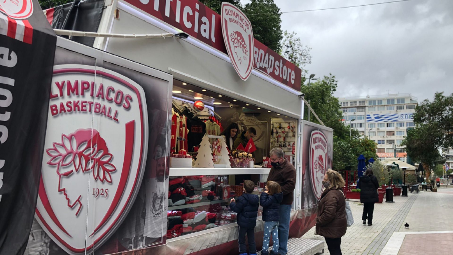 Το Official Olympiacos BC Road Store στο Christmas Village!