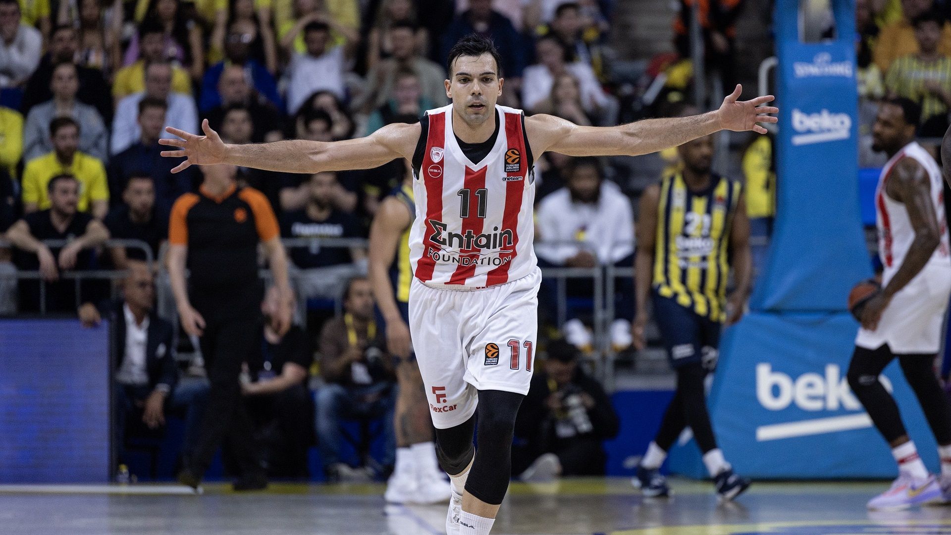 Break at the buzzer by Sloukas!