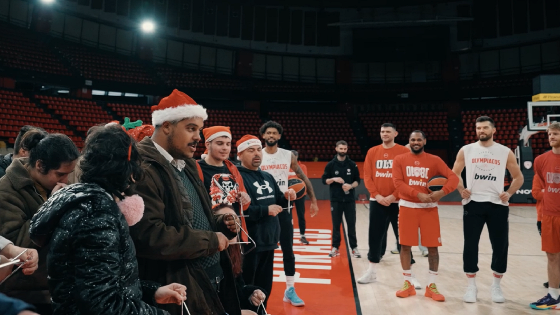 Tα πιο ξεχωριστά «ερυθρόλευκα» κάλαντα! (vid)