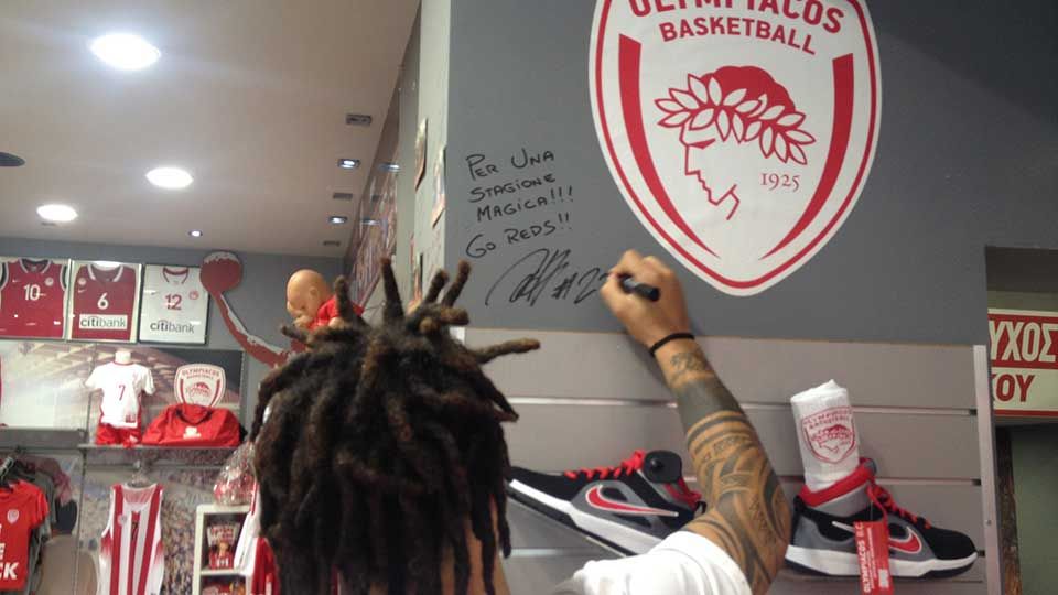 Ο Χάκετ στο Official Olympiacos BC Store