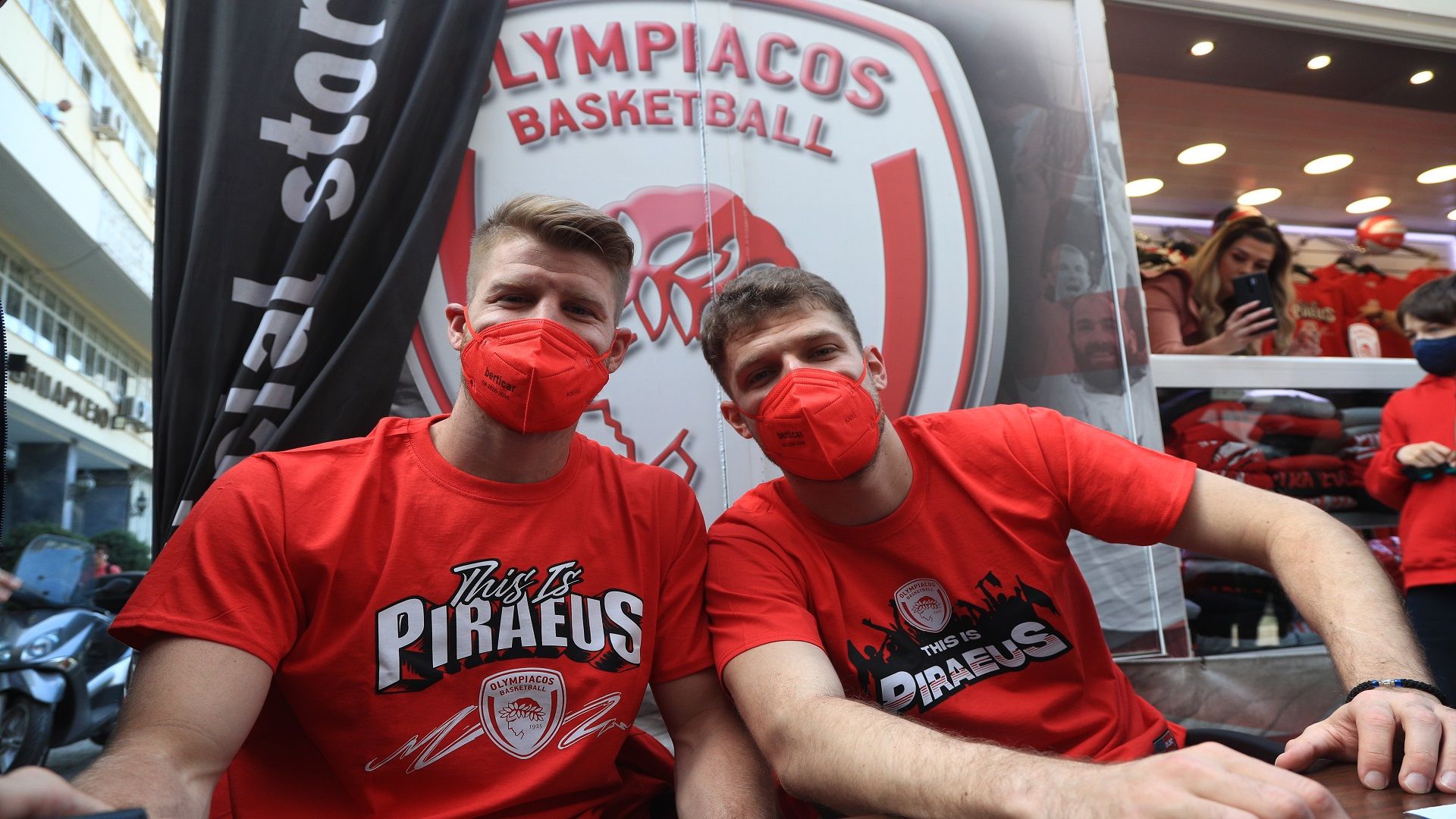 #OLYKOKKINA με Σάσα και Τόμας! (vid+pics)