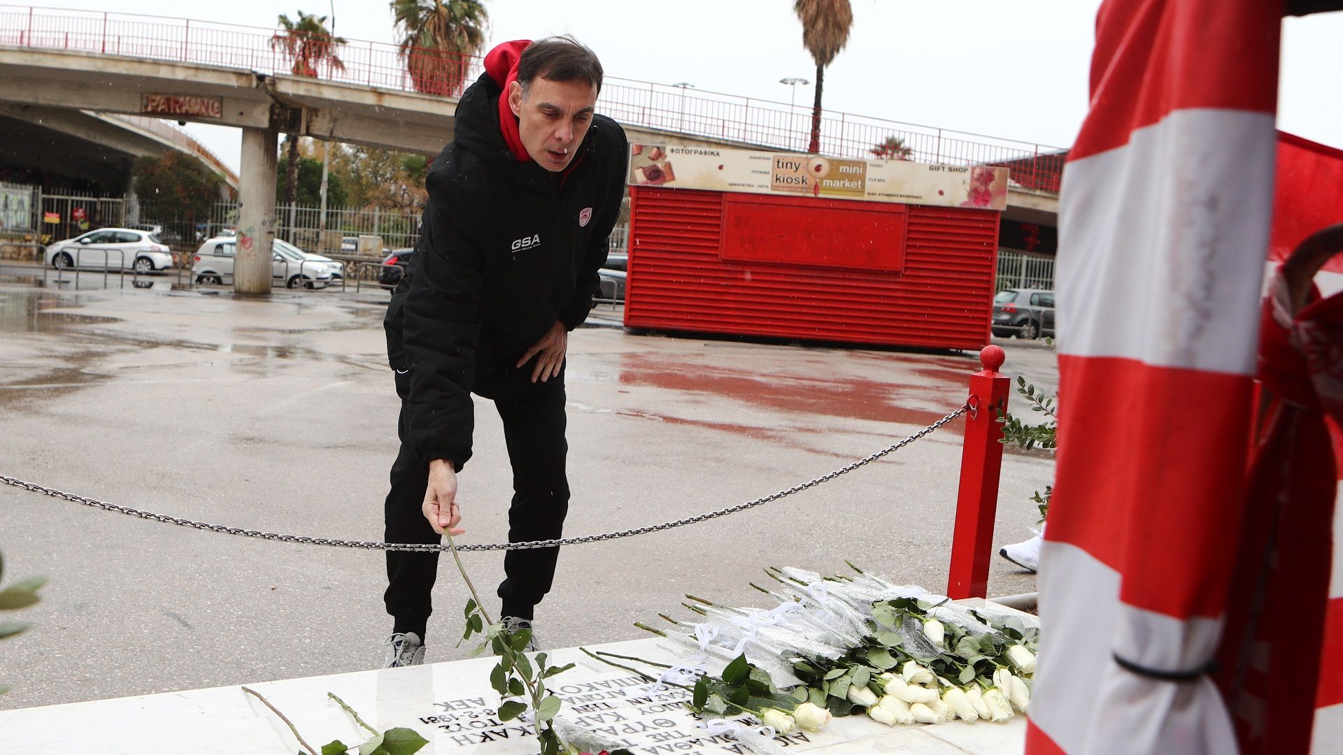 Οι «ερυθρόλευκοι» τίμησαν τη μνήμη των θυμάτων της Θύρας 7