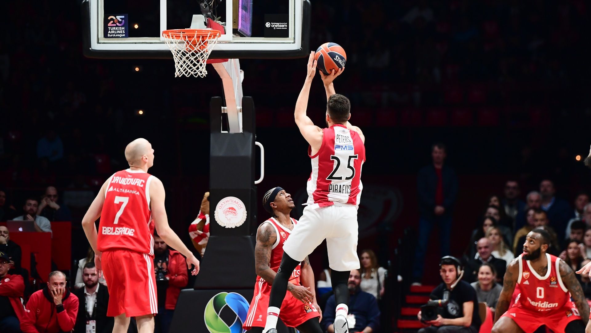 Ηττήθηκε απ' τον Ερυθρό αλλά παραμένει πρώτος